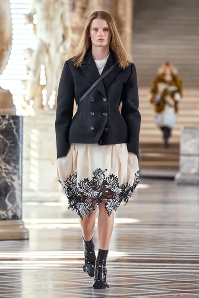 Look 18